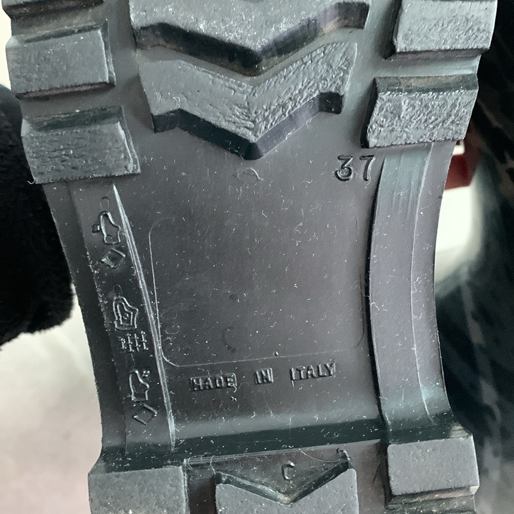 Burberry Women’s Rain Boots - Picture 10 of 10